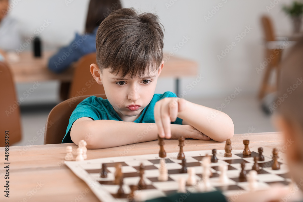 小男孩在俱乐部比赛中下棋