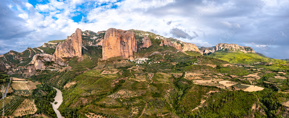 Mallos de Riglos，西班牙韦斯卡的砾岩岩层