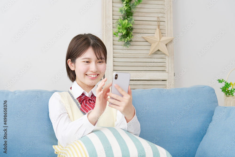 女子高生　スマホ　自宅