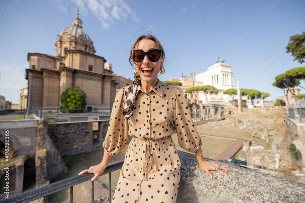 罗马论坛前的一位女性肖像，罗马市中心的废墟。概念旅行家庭