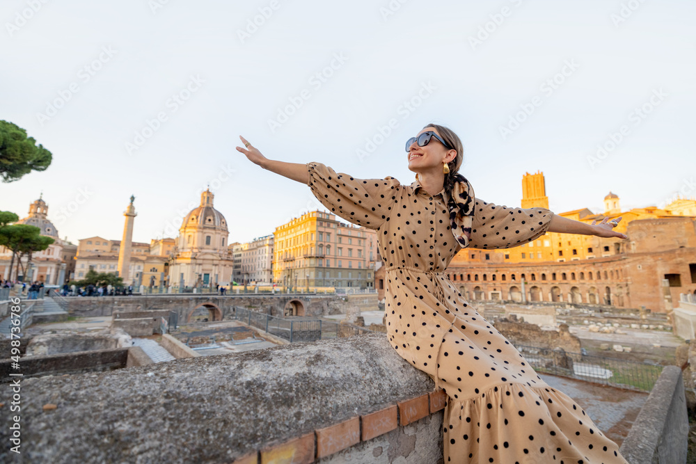 罗马论坛前的一位女性肖像，罗马市中心的废墟。概念旅行家庭