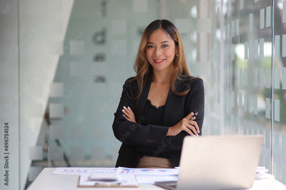 办公室里一位迷人的商业女性的肖像。