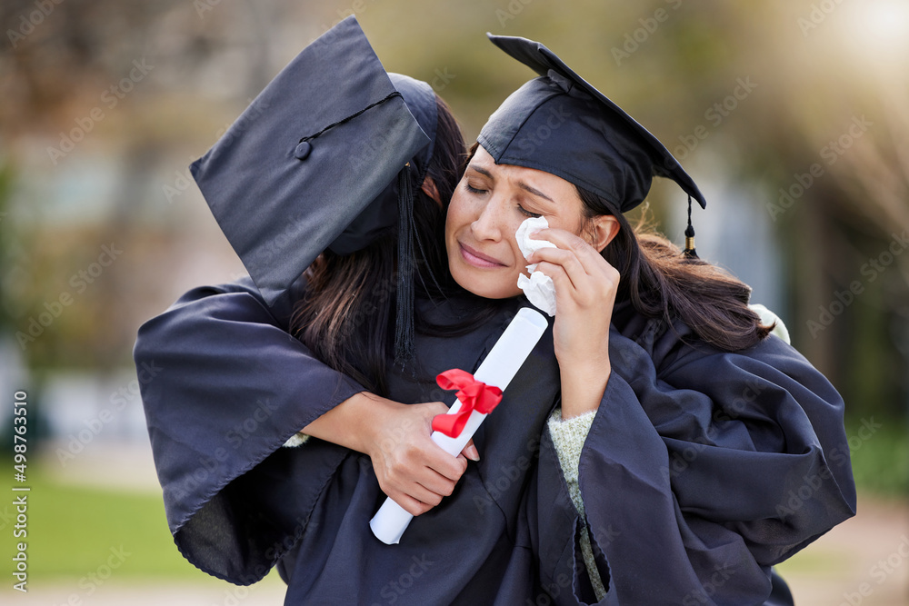 ……毕业时，一位漂亮的年轻女学生在拥抱她的朋友时哭泣的剪短镜头