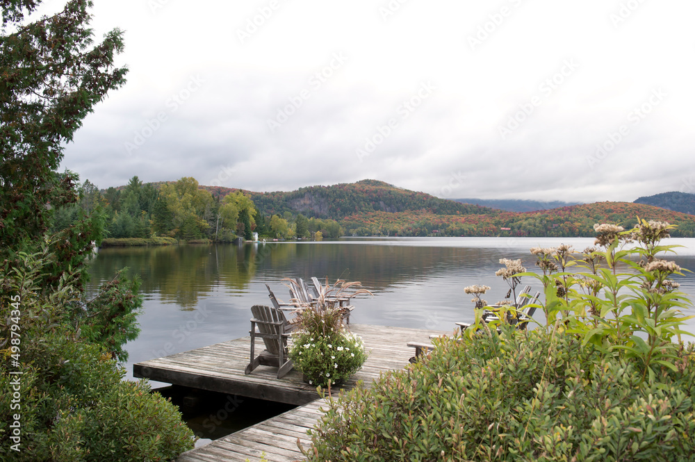 Chaise sur le quai au bord de leau