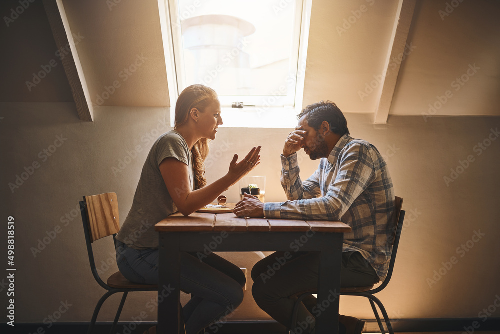 完美的关系并不存在，但真爱确实存在。一对情侣在婚礼上发生分歧的照片