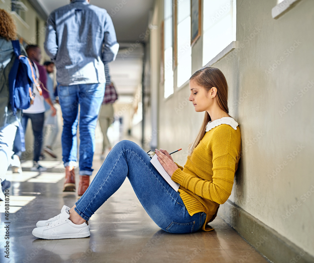 正在学习。一位有魅力的年轻女学生在大学学习的全镜头