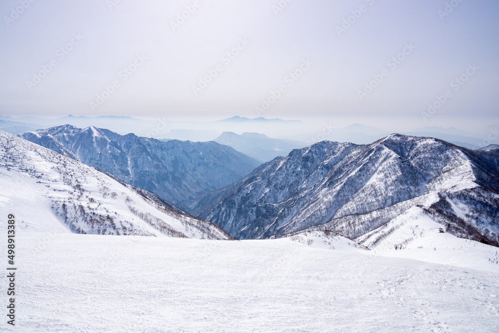 山岳風景　雪に覆われた山脈