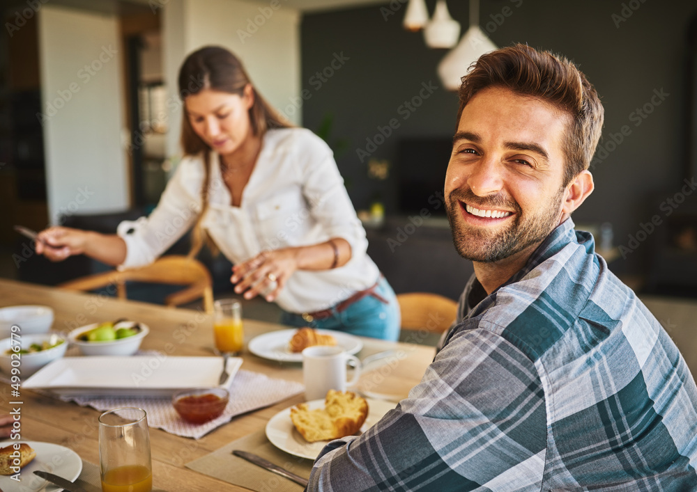 我们一起分享每顿饭。背景是一个男人和妻子吃早餐的肖像。