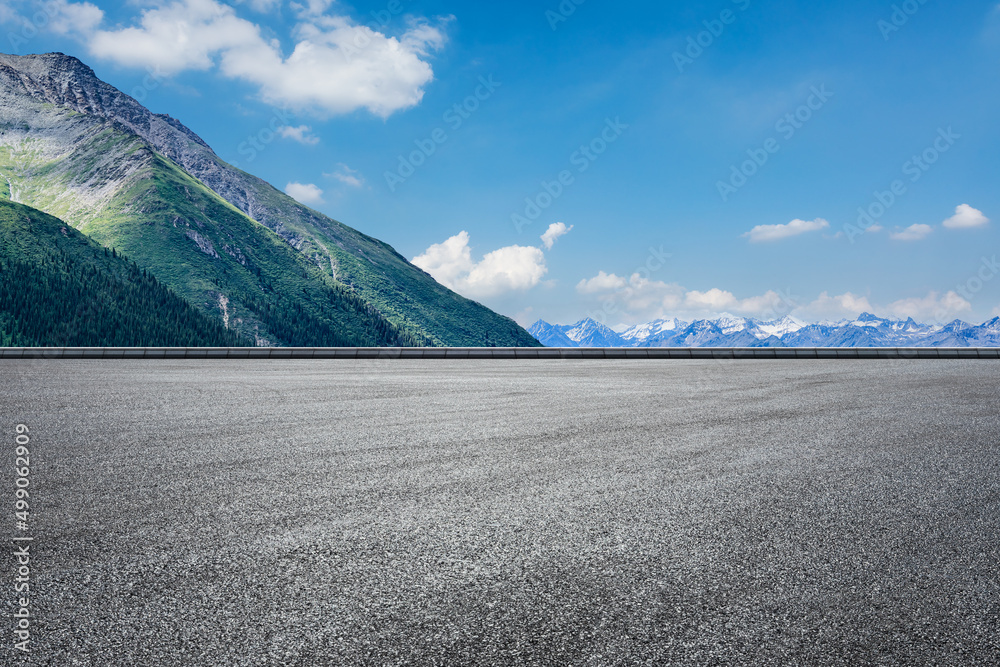 蓝天下的柏油路和山地自然景观。道路和山地背景。