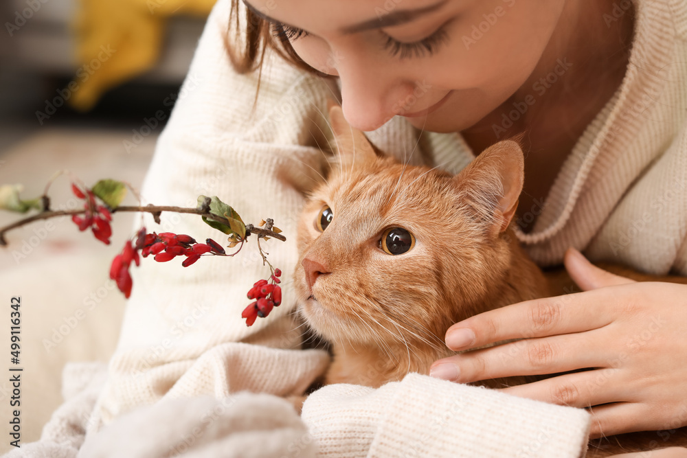 秋天，家里养着可爱的姜黄色猫的女人