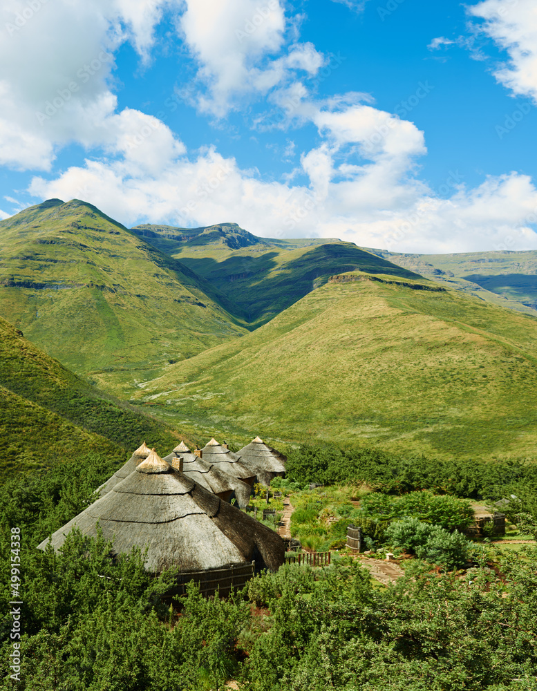 被群山环绕和保护。绿色山谷和山脉的风景如画。