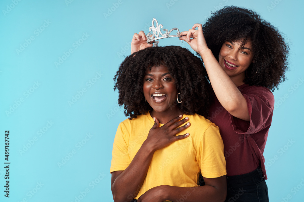 赋予女性权力，赋予女性权力。一位年轻女性将王冠戴在朋友身上对抗
1844617868,产品展示和广告的3d渲染抽象展示平台。最小场景