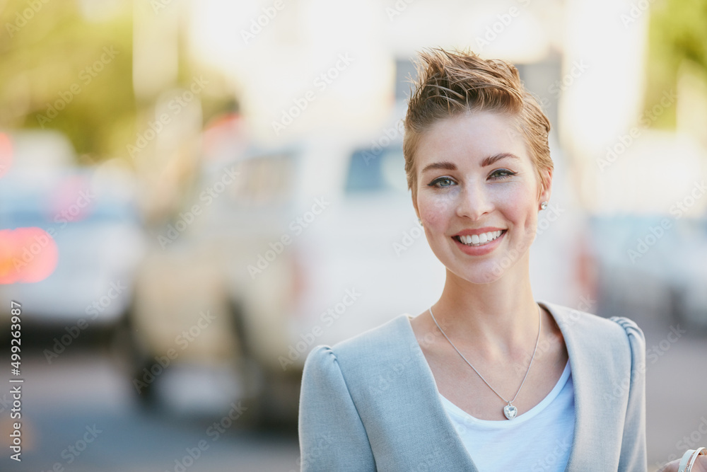 追求成功。一位在城市中奔波的年轻女商人的画像。