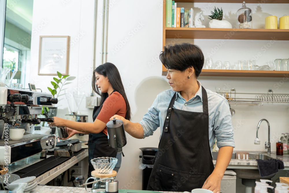 咖啡店女老板，站在咖啡柜台内的女咖啡师咖啡馆老板，咖啡机