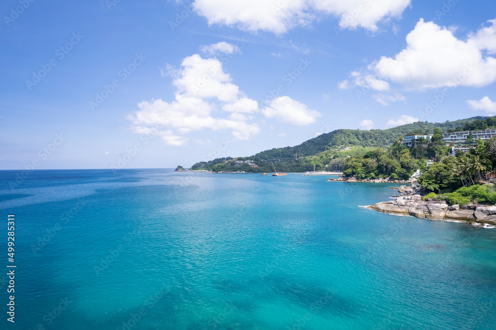 美丽的泰国普吉岛热带海洋的壮丽海景。旅行