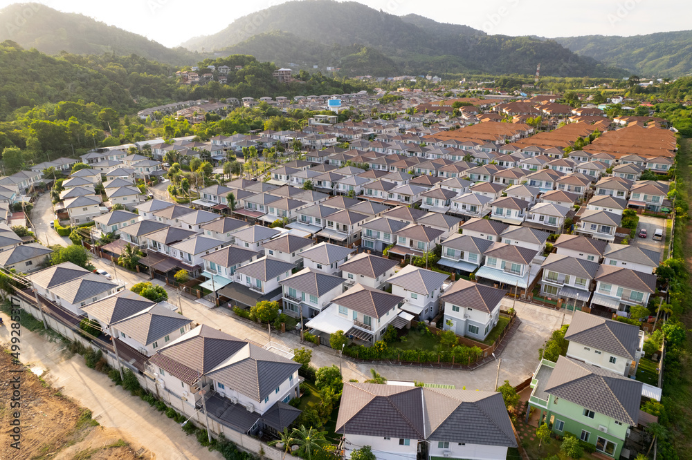 新开发房地产。a f期间住宅和车道附近的鸟瞰图