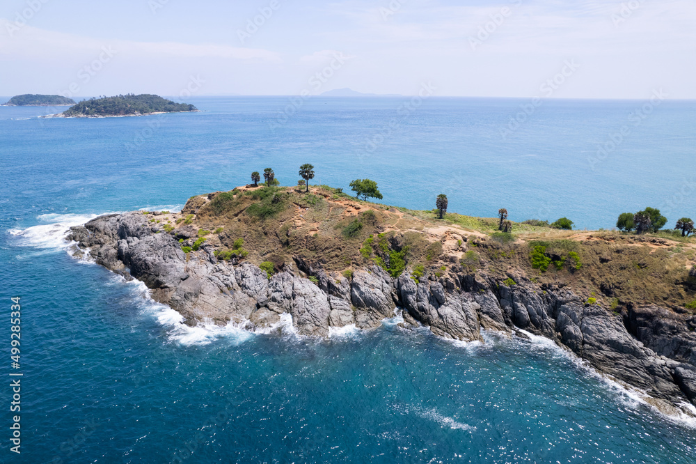 普吉岛海滨鸟瞰图普吉岛美丽的海景，海浪拍打在Laem promthep的岩石上