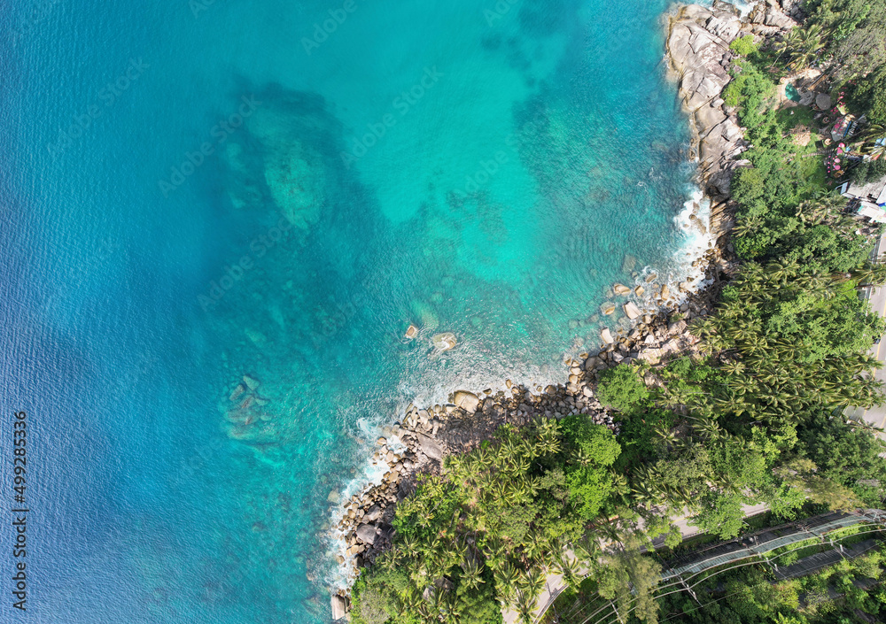 美丽的普吉岛泰国热带海洋的惊人俯视海滨鸟瞰图。特拉维