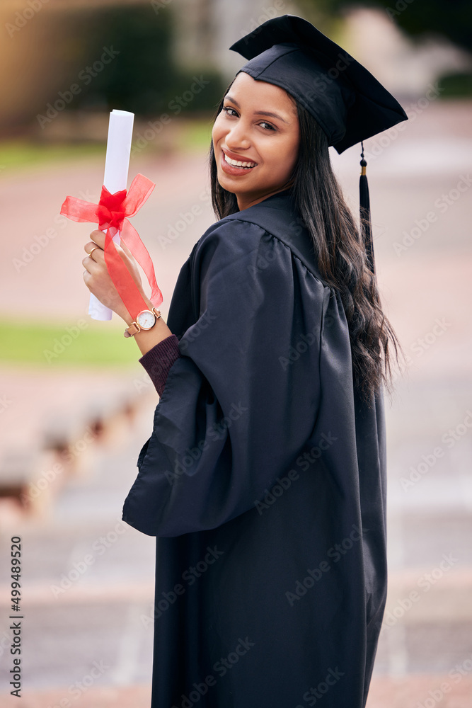 这是我成功的关键。一位漂亮的年轻女学生在gra上庆祝的裁剪肖像