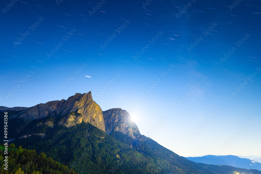 高山和星空。意大利多洛米蒂阿尔卑斯山。夜晚高地的风景。照片