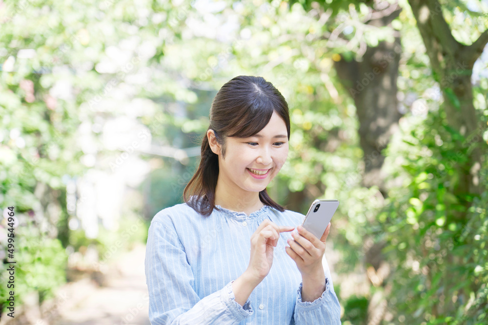 女性　スマホ　屋外