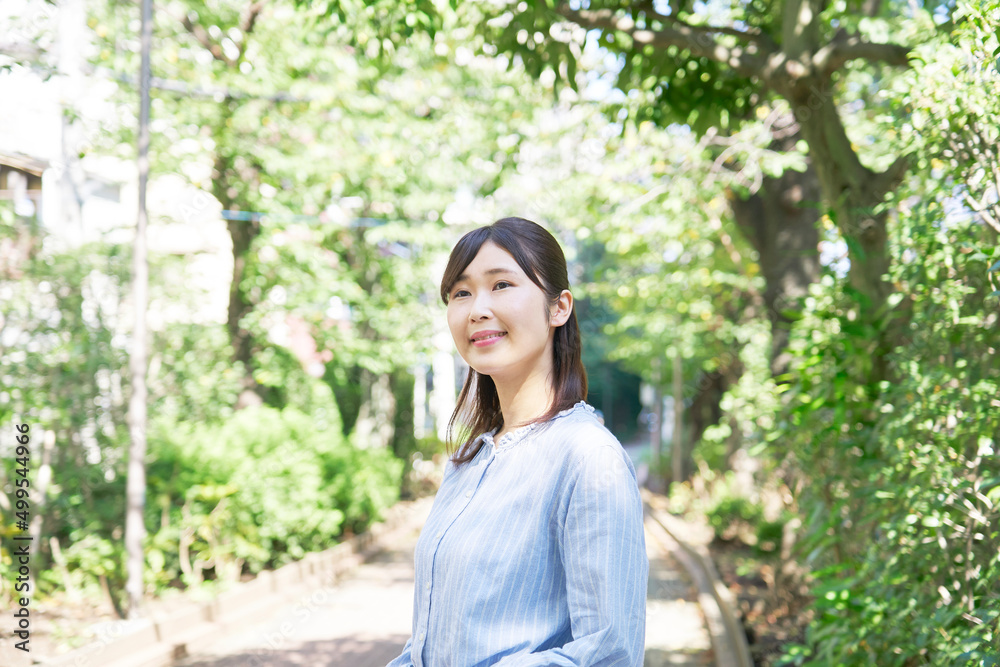 女性　笑顔　ポートレート　屋外