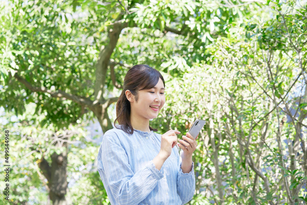 女性　スマホ　屋外