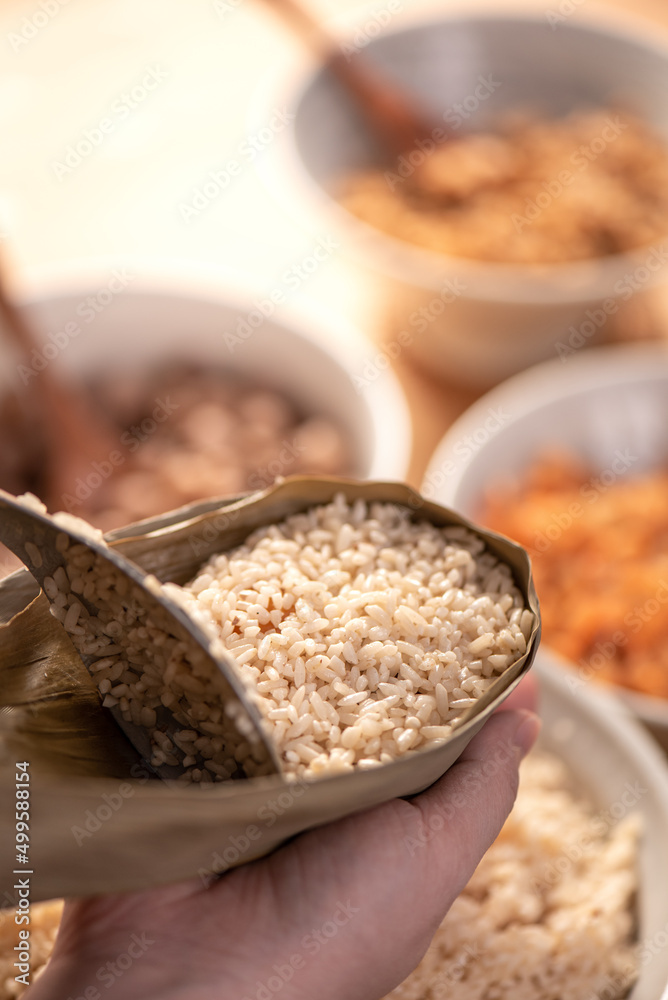 制作粽子食品——准备和包装中国粽子。