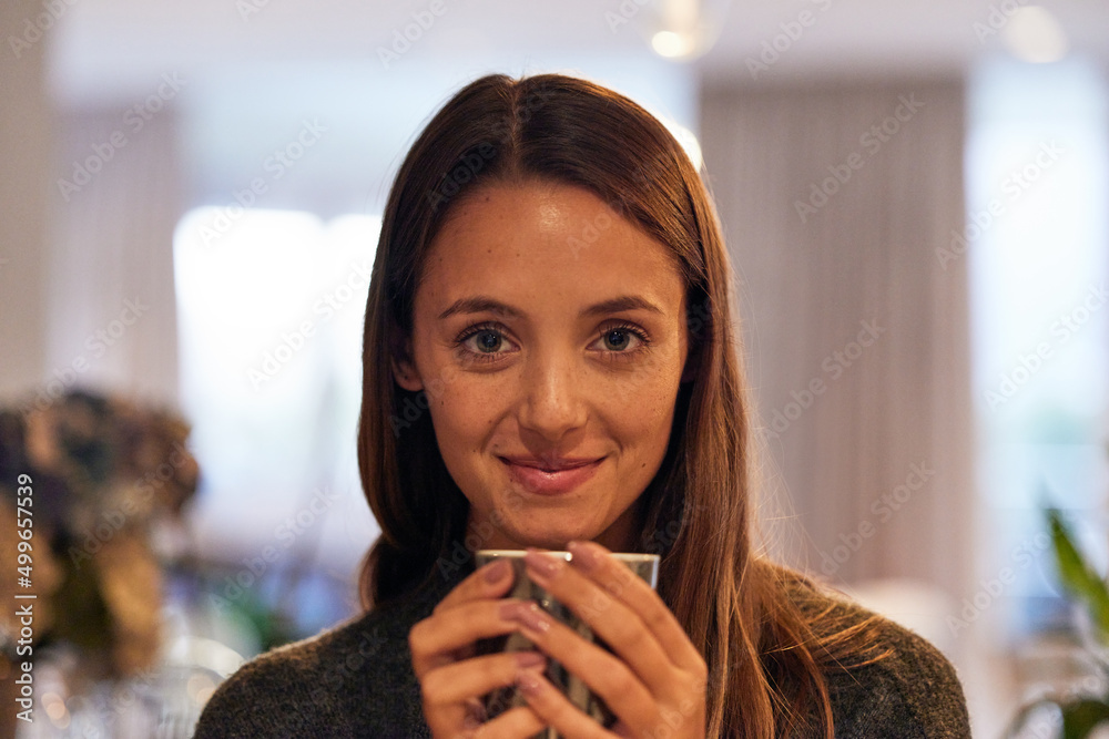 一杯热茶让我神魂颠倒。一个年轻女人在家喝热饮的画像。