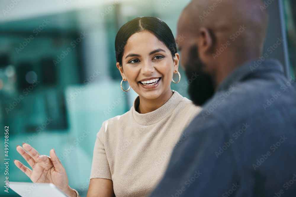 这是一个很棒的宣传。一位女商人在挖掘时与同事会面的镜头