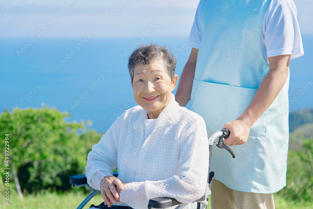 車椅子に乗った高齢者　屋外