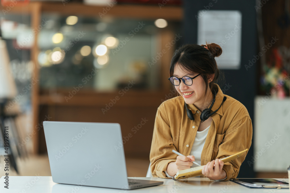 亚洲女生在线学习班学习在线视频通话zoom老师，快乐的亚洲女孩lear