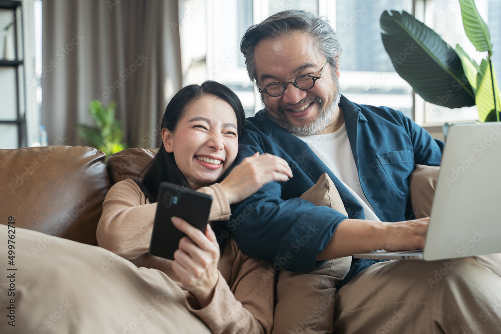 亚洲中年亚洲夫妇在家客厅