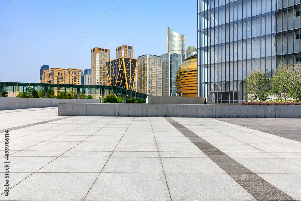 中国杭州，空荡荡的广场层和城市天际线，现代商业建筑。