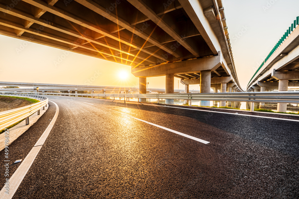 日落时分的中国沥青公路和桥梁建设场景