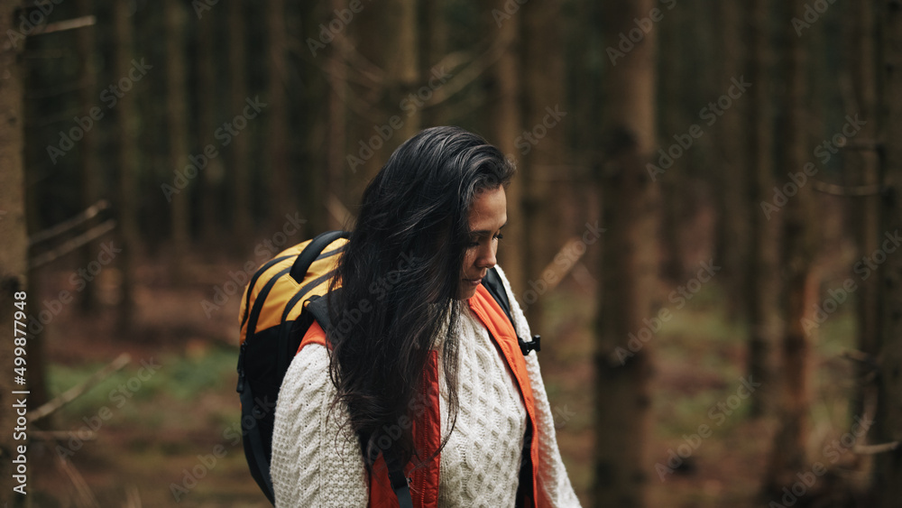 年轻女子徒步穿越树林