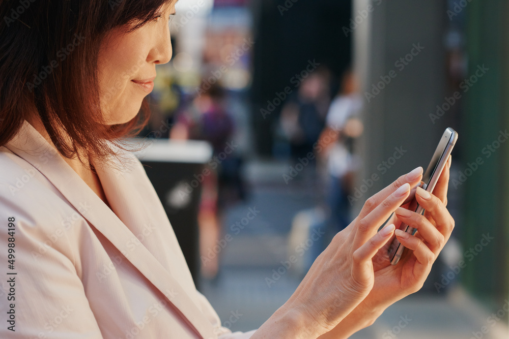 街区最热门的wifi地点。一名年轻女商人用智能手机对抗一名城市居民的照片