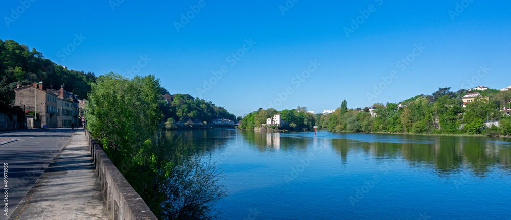 Paysage des rives du fleuves Saône autour de lîle barbe dans le département du Rhône au printemps