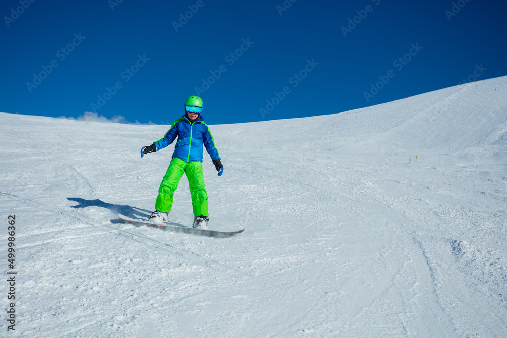 男孩滑雪板下山正面动作照