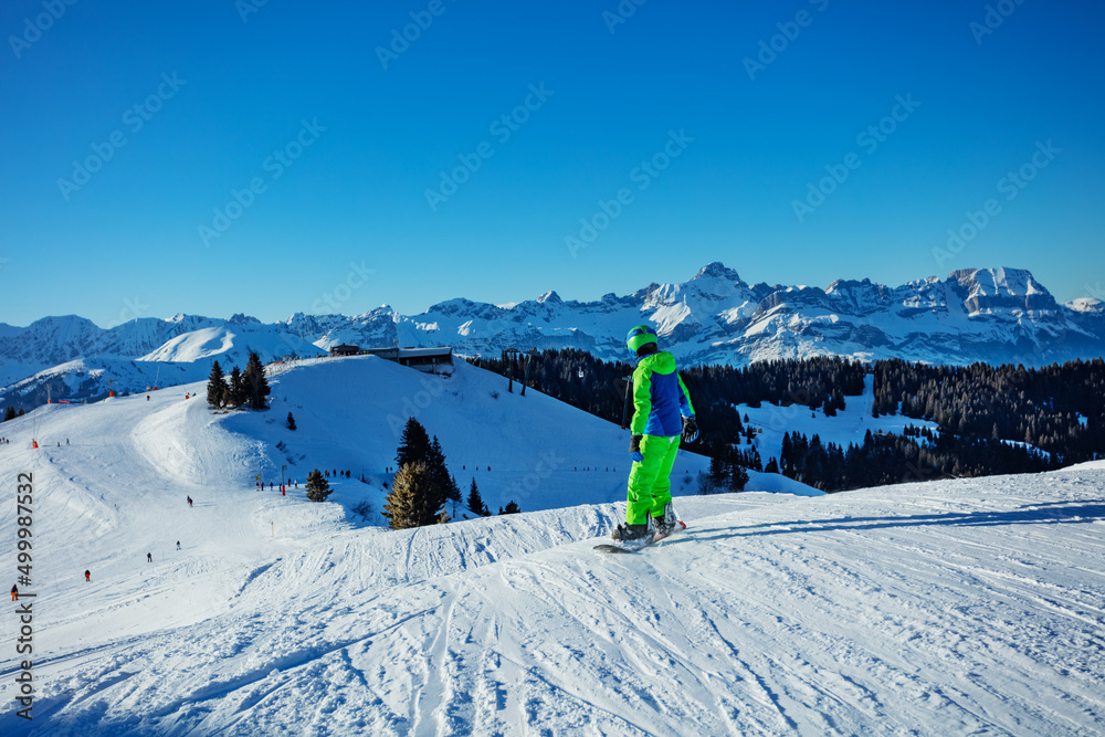 孩子即将在山顶滑雪板上下山