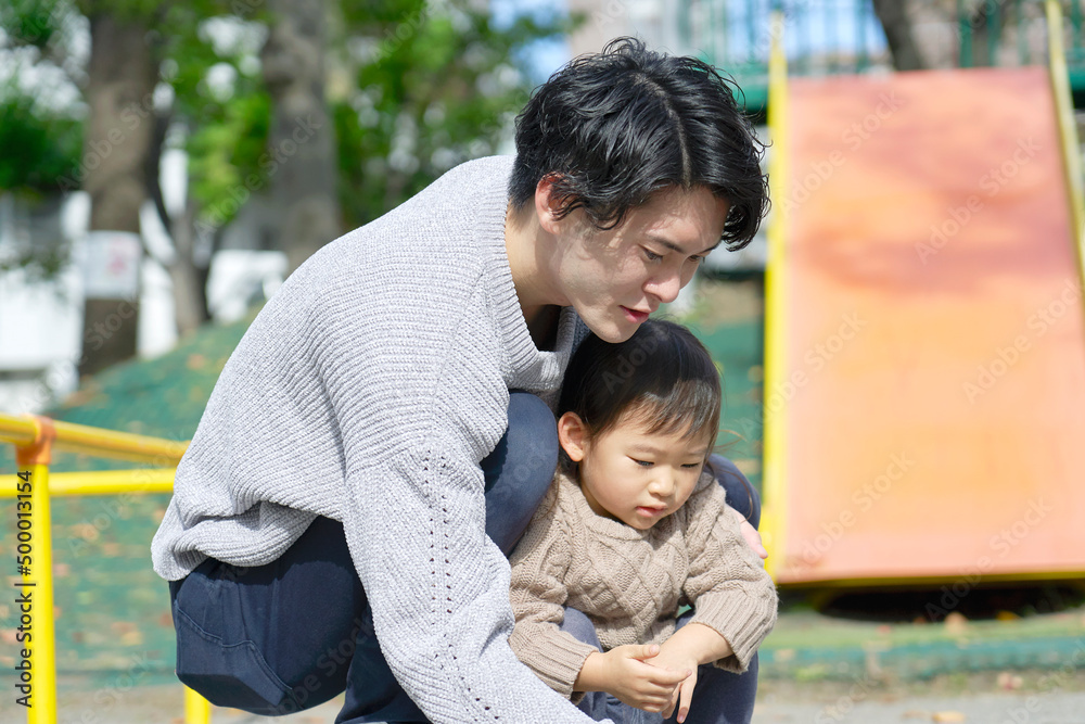 公園で遊ぶ父親と娘