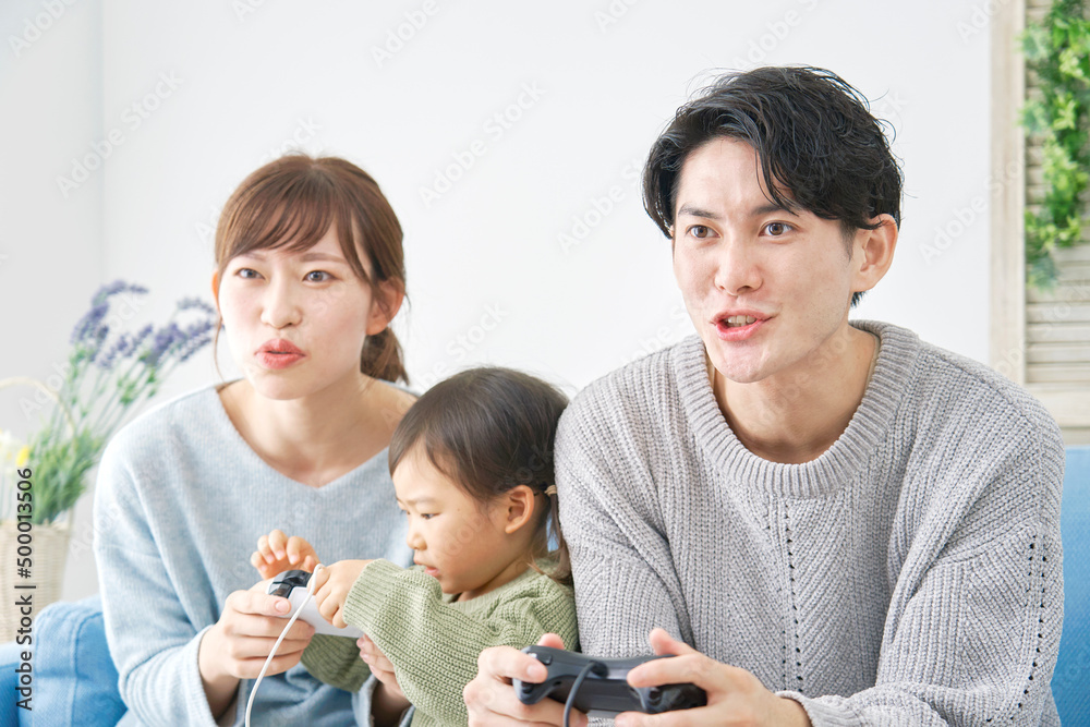 家族　テレビゲーム　リビング