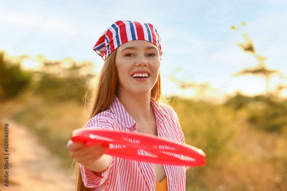 夏日玩飞盘的快乐年轻女子