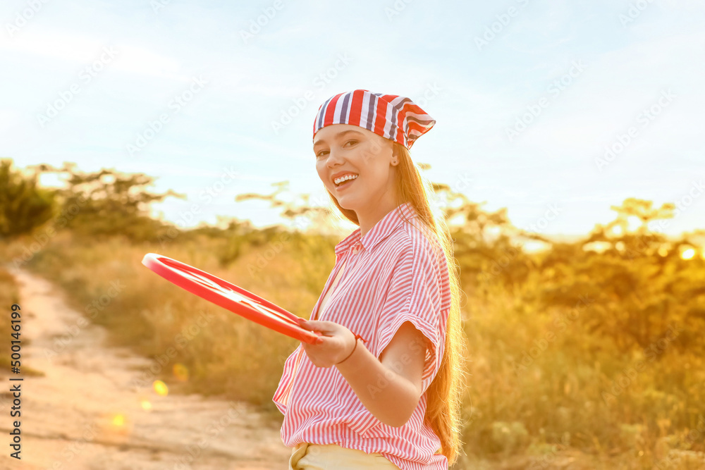 夏日玩飞盘的快乐年轻女子