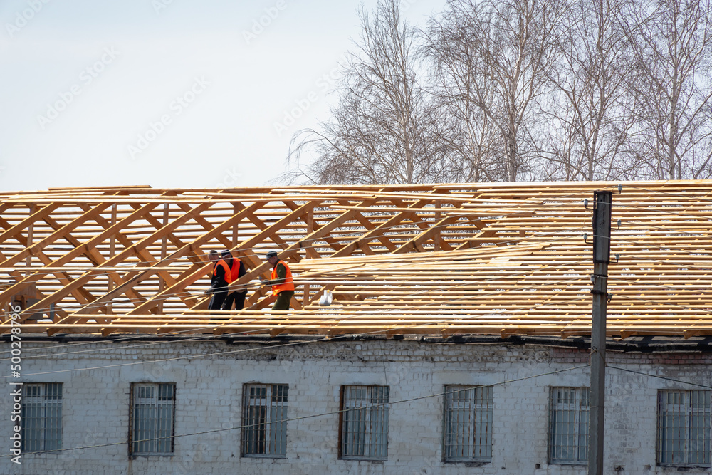 在建筑物上建造新屋顶。