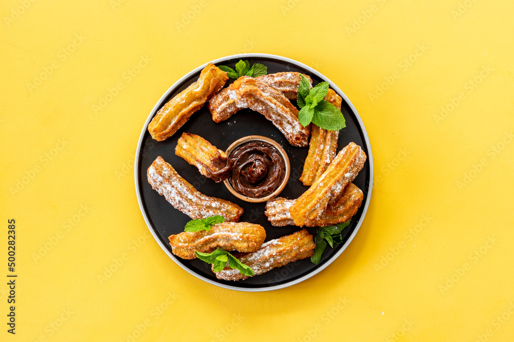 巧克力酱Churros油炸糕点。街头美食甜点