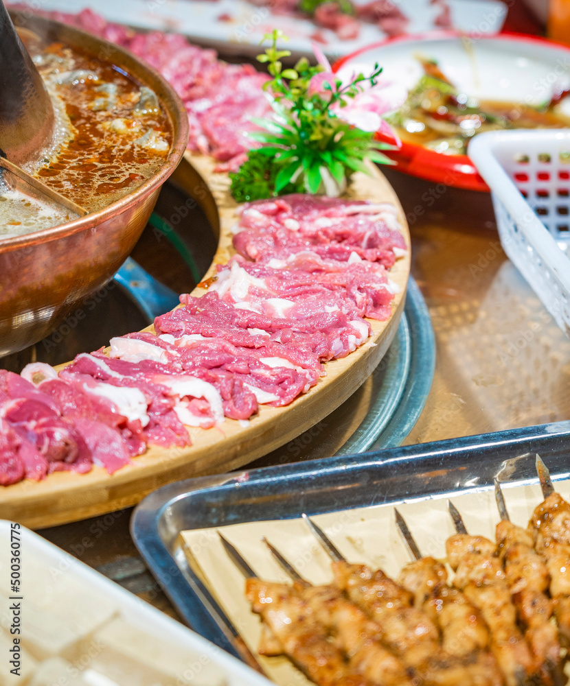 生牛肉和羊肉卷在盘子里