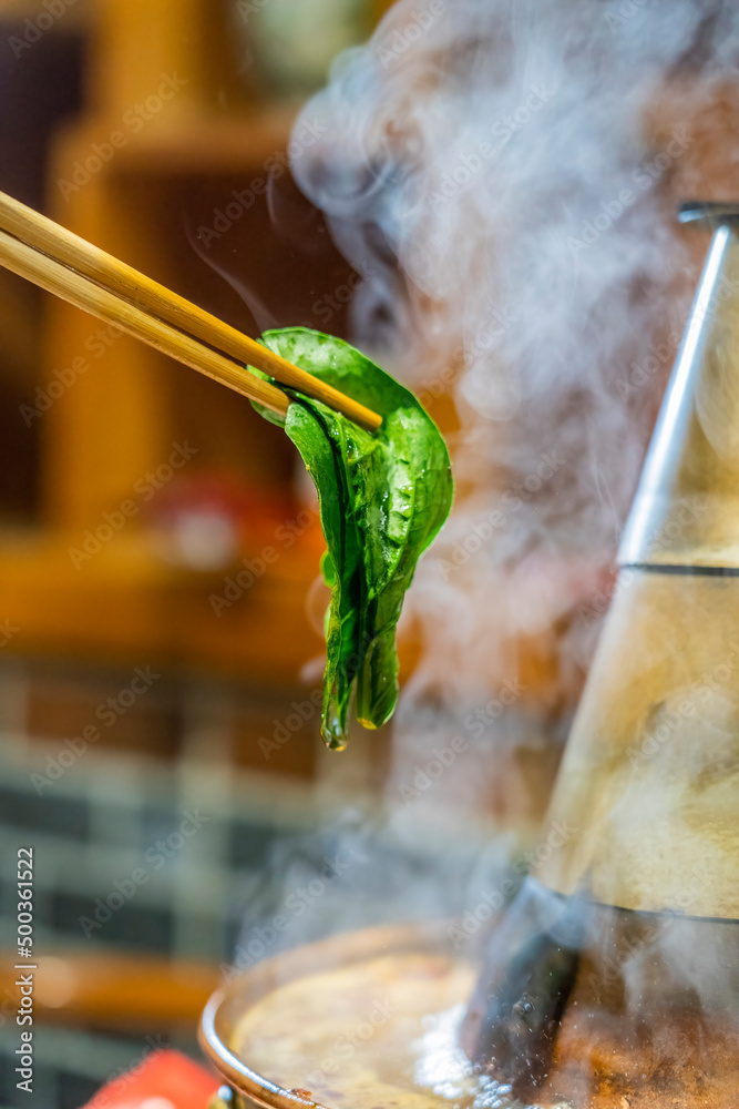 筷子在火锅中拾取各种食材