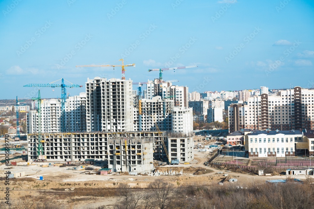 天空背景下的住宅建筑群