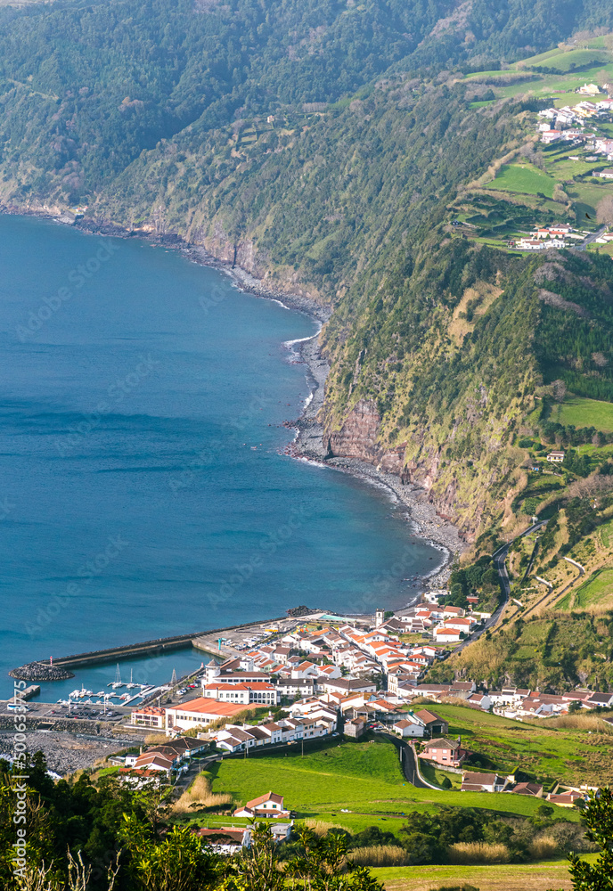 圣米格尔岛南部海岸线全景，前景是普罗沃考。亚速海